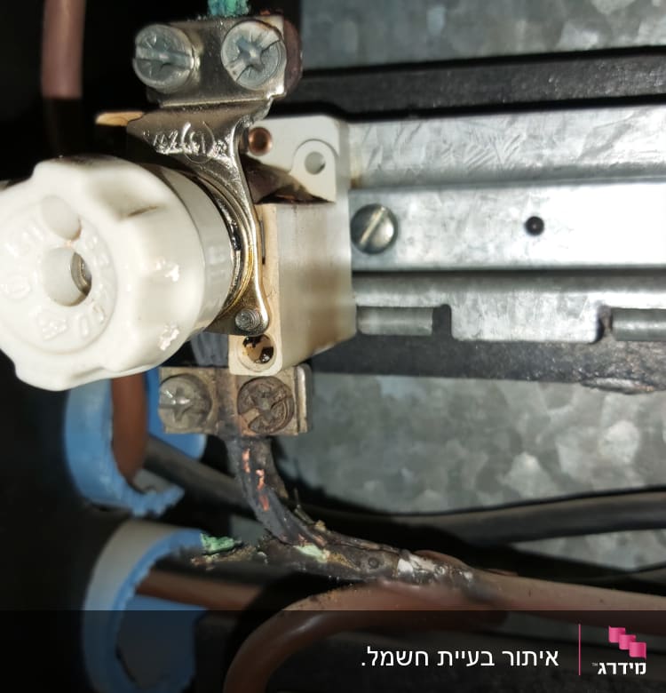 חוטי חשמל מחוברים למפסק עם קורוזיה